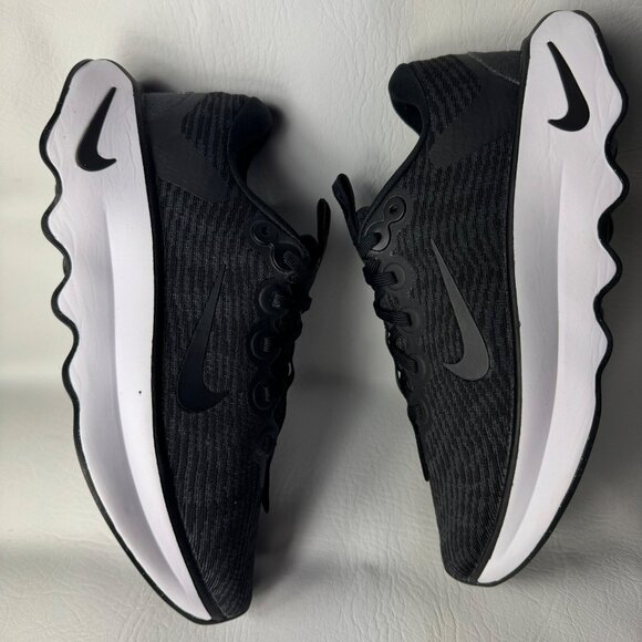 H99- SIZE 6.5 WOMENS NIKE MOTIVA BLACK/ WHITE DV1236 001 - Picture 1 of 10